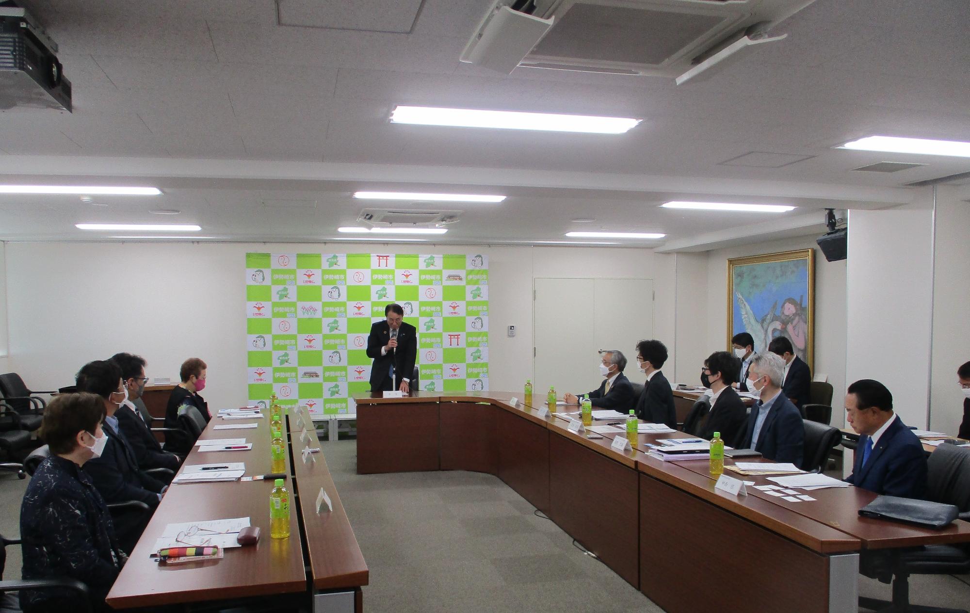 水道料金等審議会委員委嘱状交付式の様子