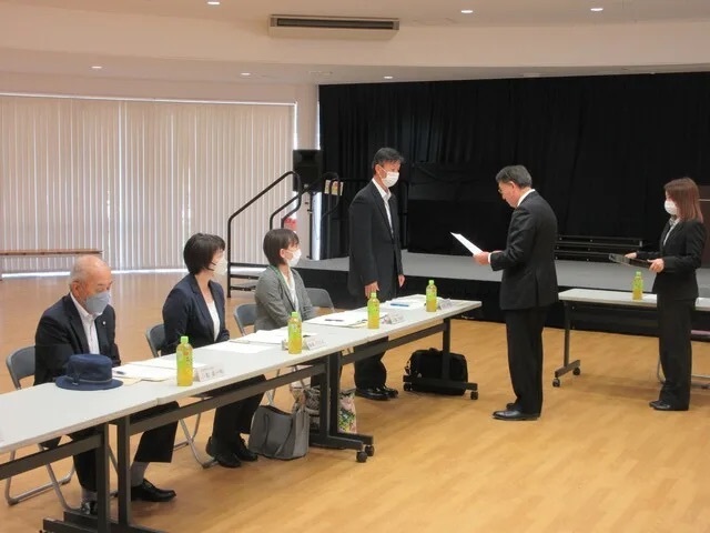 青少年指導センター運営協議会委嘱状交付式の様子