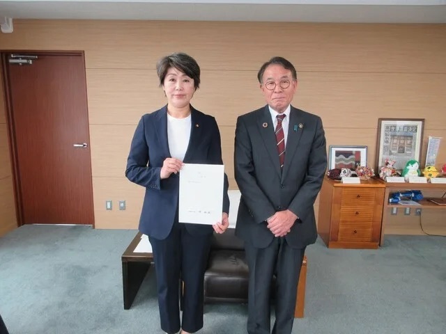 新任監査委員へ辞令交付の様子