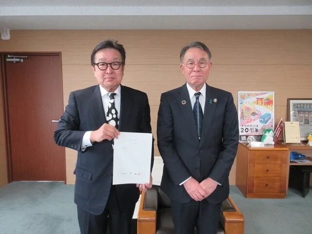 副市長辞令交付式で下城副市長と写真に写る市長