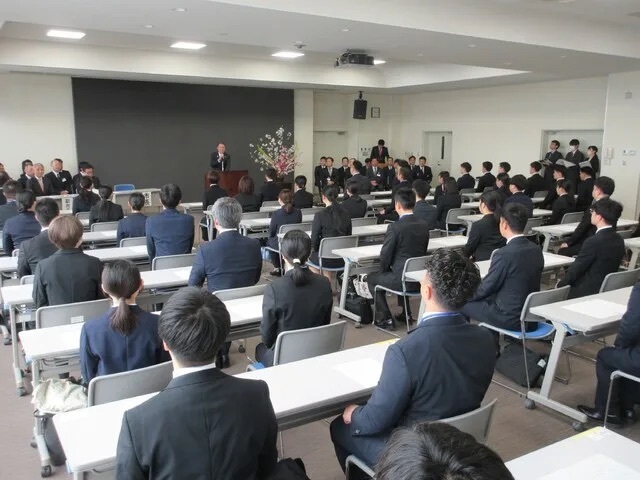 新規採用職員入所式で挨拶する市長