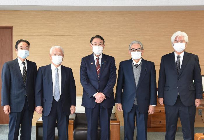 選挙管理委員退任に伴い感謝状を贈呈しました