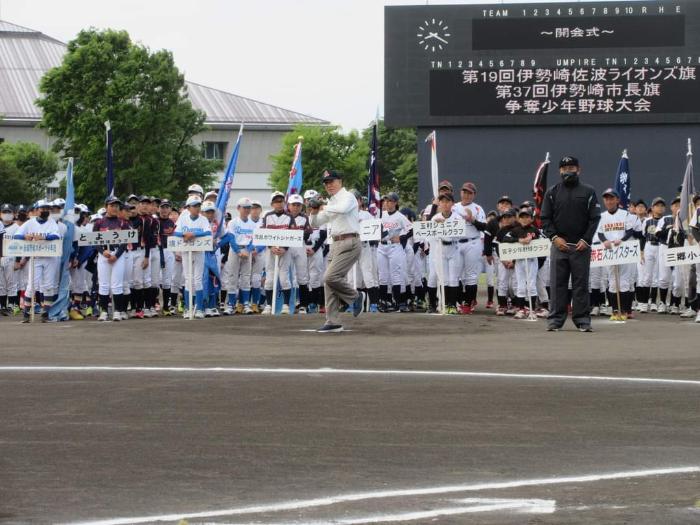 市長旗・ライオンズ旗争奪少年野球大会開会式の様子