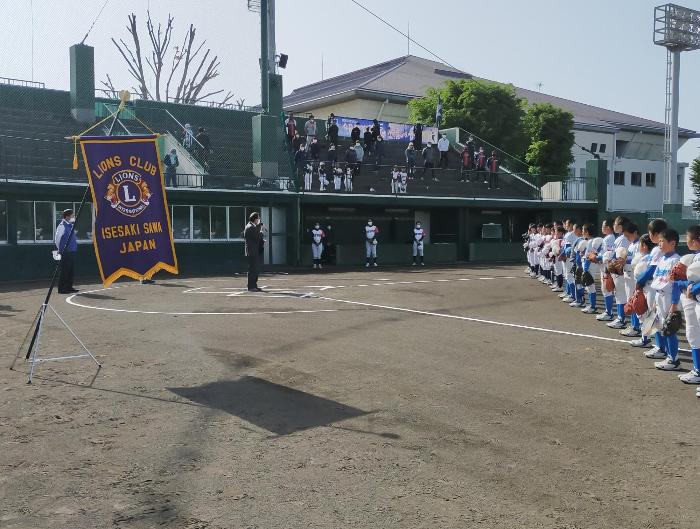 少年野球大会決勝戦始球式の様子