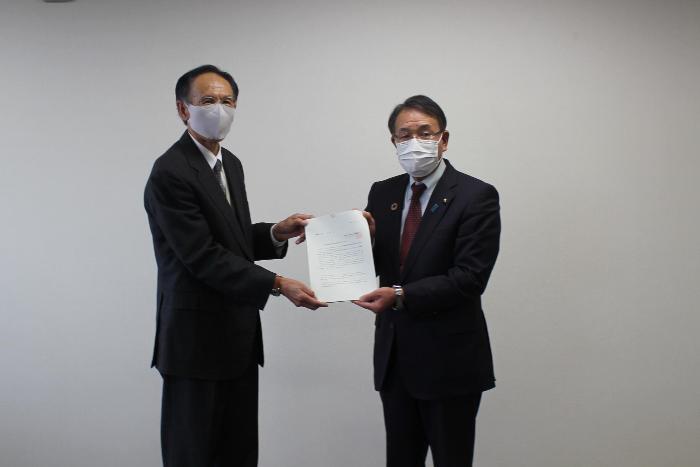 介護保険運営協議会から計画の答申を受けた時の様子
