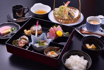 お店のおすすめメニュー(ランチ限定の松花堂弁当)