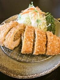 お店のメニューの写真(ゴマ味噌とんかつ定食)