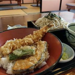 天丼とそばがセットになったランチメニューの一例の写真