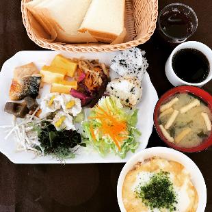 宿泊施設の朝食の写真