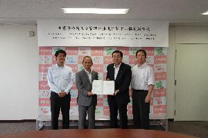 災害対策室で群馬弁護士会3人と五十嵐市長が協定書を携えている写真