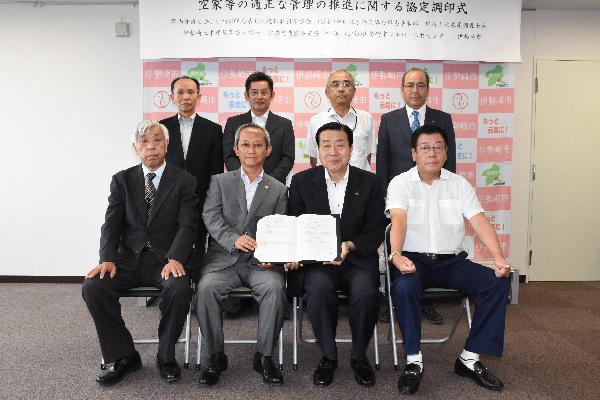 災害対策室で五十嵐市長を中心に8人の男性が2列に並んでいる写真