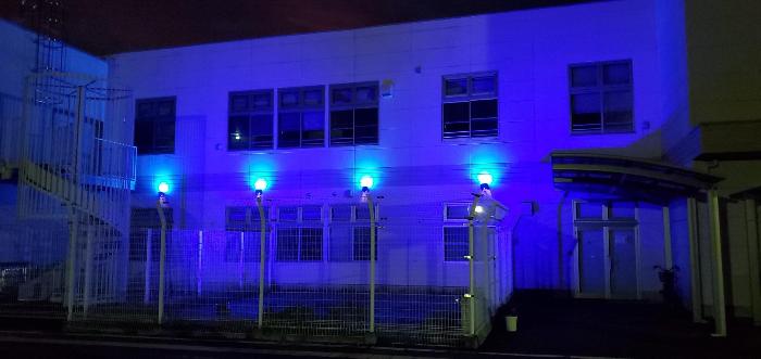 ブルーライトアップ中の伊勢崎市障害者センター