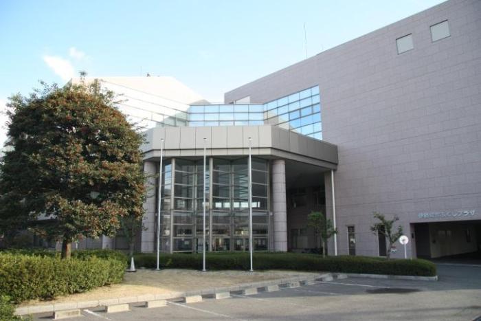 高齢者と障害者の健康の推進および生涯学習のための総合施設であるふくしプラザ外観の写真