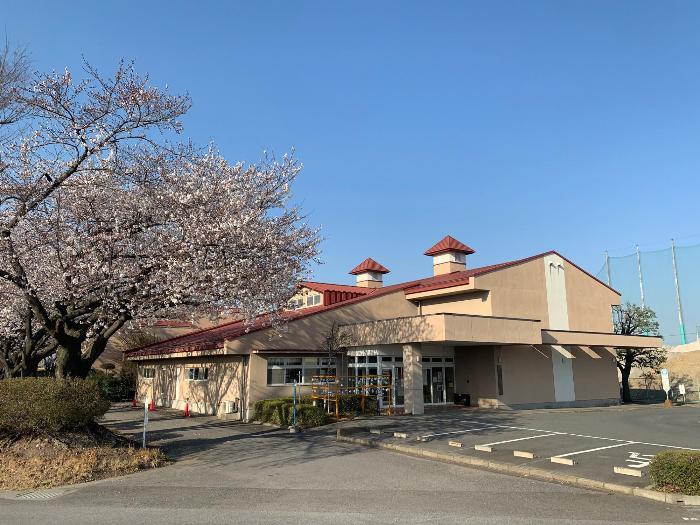 高齢者の生きがいと健康保持のため開設された高齢者の入浴施設のふれあいセンターの外観の写真