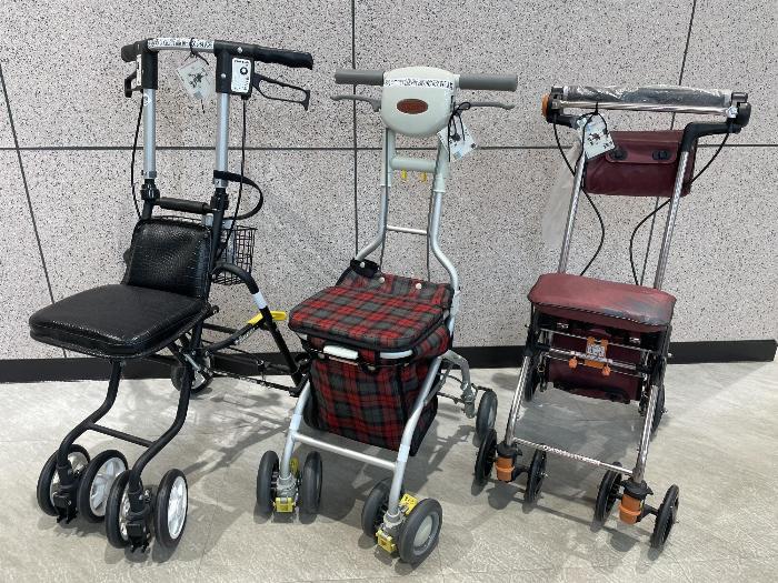 マイサポ事業で給付される日常生活の補助のために必要なシルバーカーの写真2025