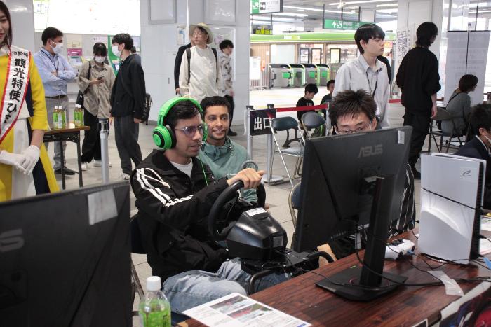レーシングゲームをしている様子