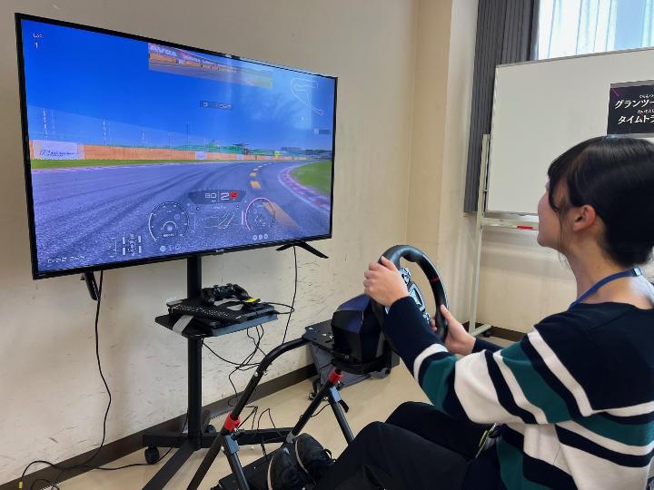 レーシングゲームをプレイ中