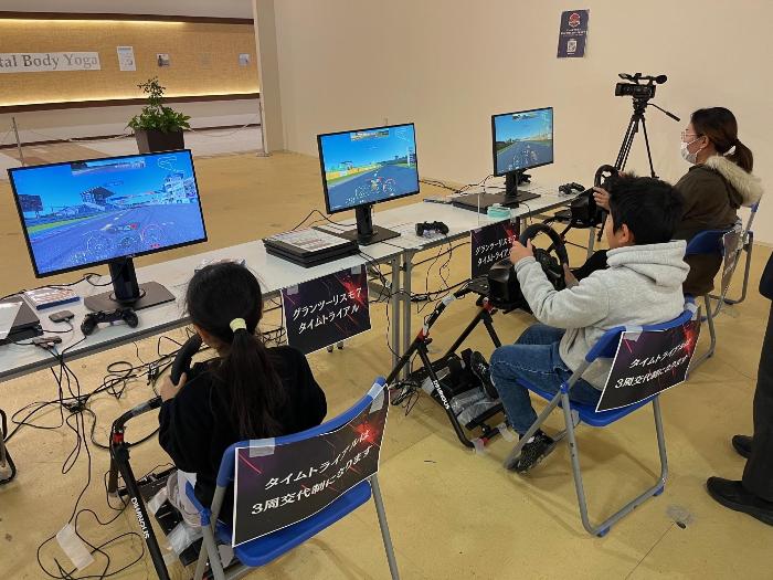 レーシングゲームをする親子