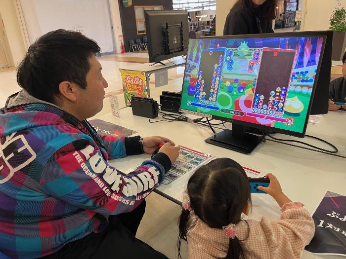 パズルゲームをする親子
