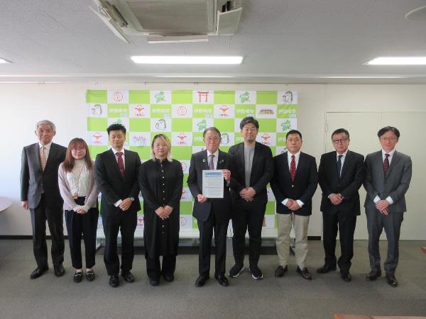 提言書提出の際の集合写真