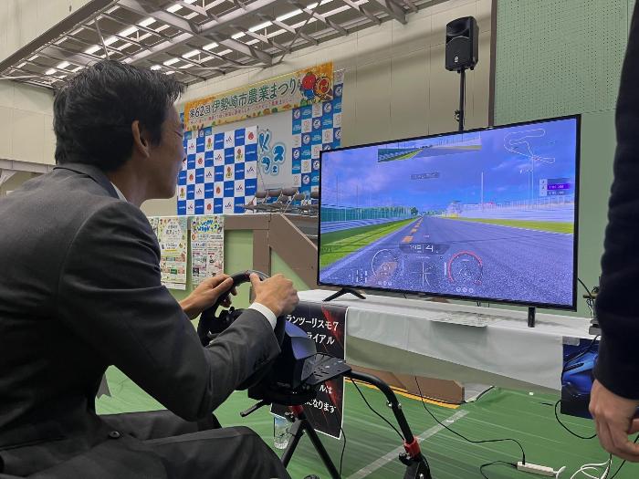 レーシングゲームをプレイ中