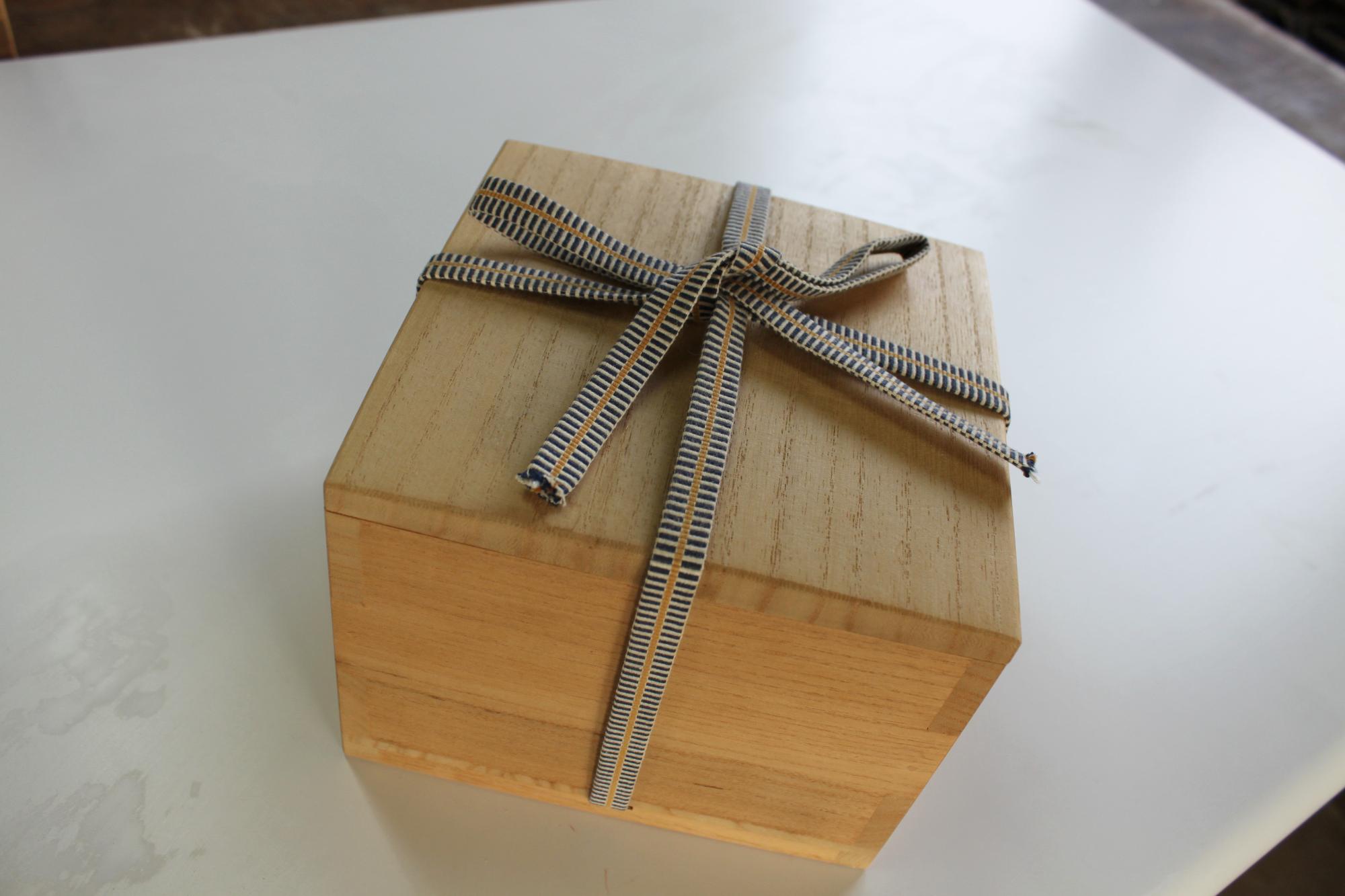 陶芸品を保管するための桐箱です。