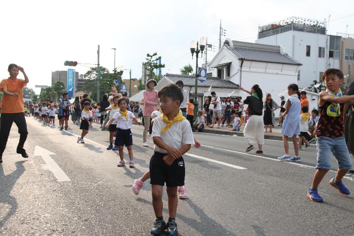 いせさきまつりでダンピアいせさきを躍る子どもたち