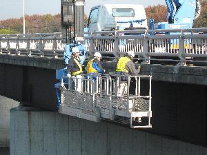橋梁点検車による近接目視点検状況の写真