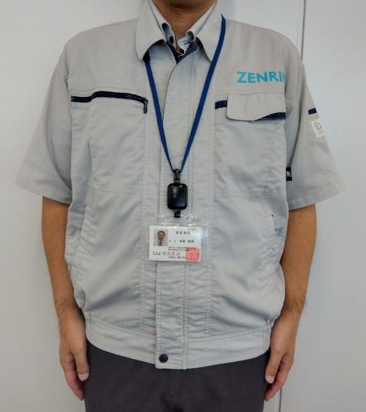調査員の夏服(前)