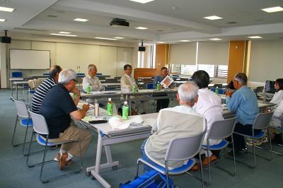 会議室で参加者が話し合っている会議の様子