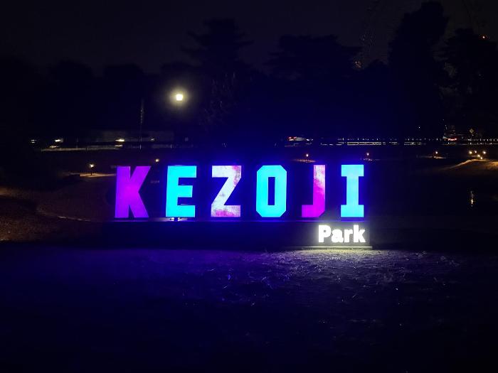 文字看板の光っている様子