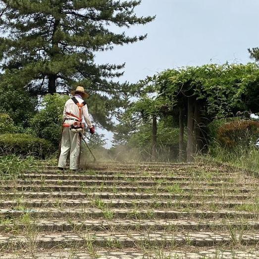境伊与久沼公園にて草刈り活動をしている様子