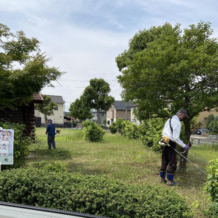 境いきいきアイの皆さまにて草刈りの作業中