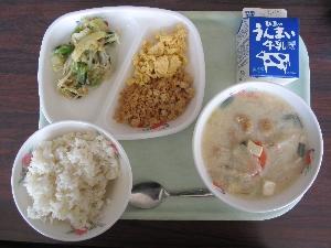 以下で説明する豆乳みそスープの献立を盛り付けた写真