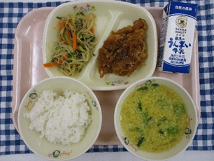 上記で説明した伝統食~すいとん~が盛り付けられた給食写真