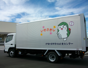 給食配送車の写真