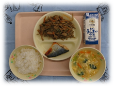上記で説明した群馬の郷土料理~こんにゃくきんぴら~が盛り付けられた給食写真