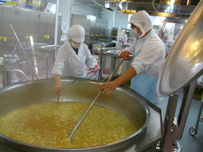 栄養士と調理員が給食の出来上がりを確認している様子