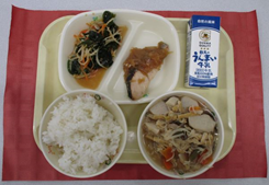 給食(トレーに乗っているご飯と汁物、おかず2品、牛乳)の写真