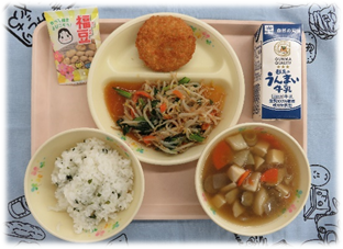 給食(トレーに乗っているご飯と汁物、おかず2品、牛乳)の写真