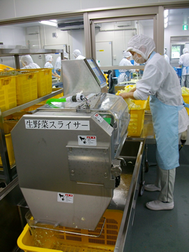 野菜をスライサーで切っている写真