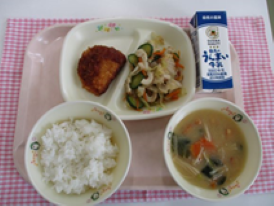 上記で説明した伝統食~すいとん~が盛り付けられた給食写真