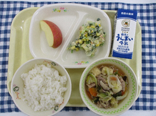 上記で説明したぐんま・すき焼きの日が盛り付けられた給食写真