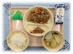 上記で説明した行事食~端午の節句~が盛り付けられた給食写真