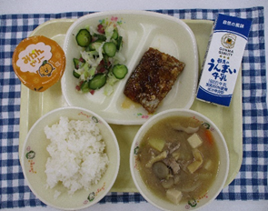 給食(トレーに乗っているご飯と汁物、おかず2品、牛乳)の写真