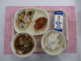 上記で説明した郷土料理~岐阜~が盛り付けられた給食写真