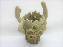 粘土で縄文土器をイメージした器を形作った写真