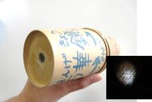 紙コップに分光版を張り付けて作ったキラキラ光る万華鏡の写真