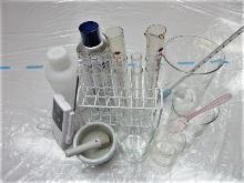 試験管、ビーカー等の科学の実験の器具の写真