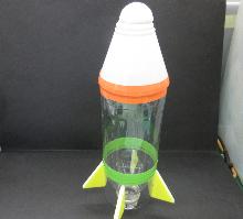 ペットボトルとプラスチックのコーヒーカップを使ってロケットを作り、入浴剤を使って飛ばす玩具の写真